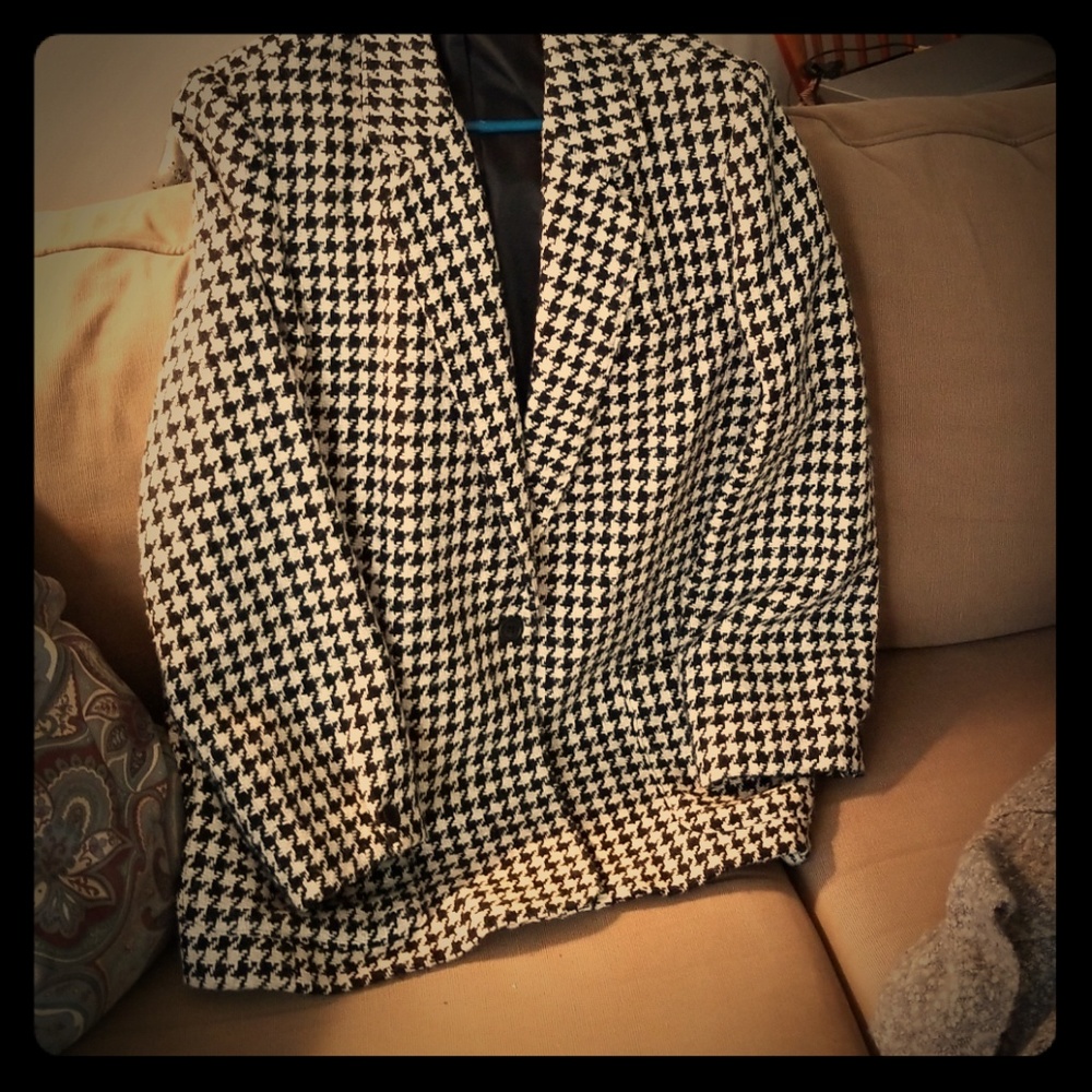 Hounds tooth Black & Cream Jacket. Size 20 plus.
